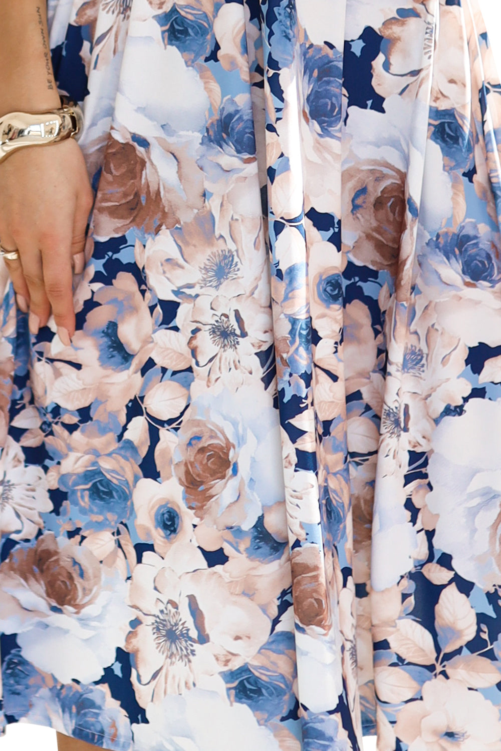 425-13 MATILDE Feminine dress with a neckline and short sleeves - beige and blue flowers