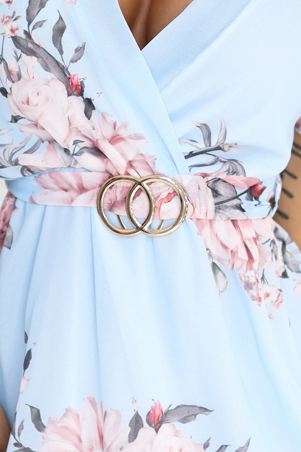468-3 PATRIZIA dress with an envelope neckline; belt and short sleeves - light blue with roses